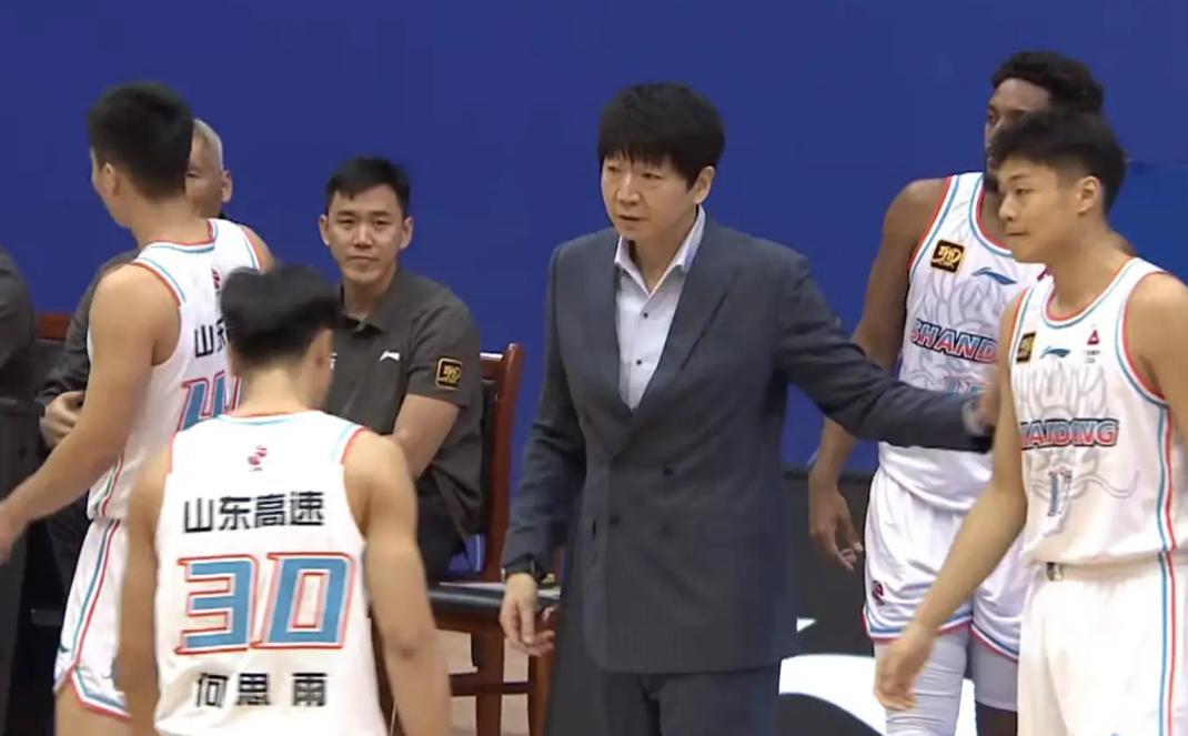 山东男篮正式补强，三分王锋线确定加盟，曾赛季场均15.6分5篮板